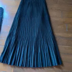 黒のプリーツロングスカート