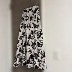 タグ付新品フレアスカート 白黒花柄 裏地付き