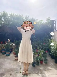 vネックの白いワンピース
