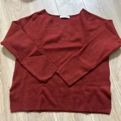 赤のVネック長袖ニット