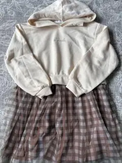 フード付きクリーム色ワンピース