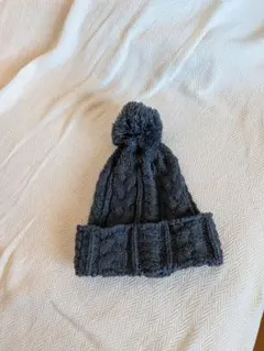 ダークグレー ケーブル編み ニット帽 ポンポン付き