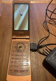 docomo N-02A アンティークゴールド2008年モデル平成レトロのサムネイル