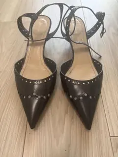 黒いカットアウトデザインパンプス