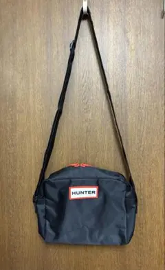 美品❣️HUNTER ハンター ショルダーバッグ ブラック ロゴ ミニバッグのサムネイル