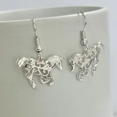 【透かし馬】ハンドメイドピアス 干支 シンプル フックピアス 銀 午年 乗馬