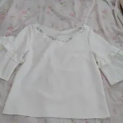 セシルマクビーのビジュー付き衿フリル袖ブラウス