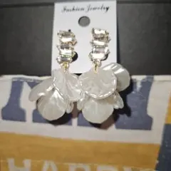 ホワイト花びらデザインノンホールピアス