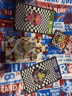 ヒスミニ、磁石、ピンバッジ、キーホルダーのセットです。