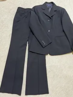 黒いパンツスーツ シングルブレスト