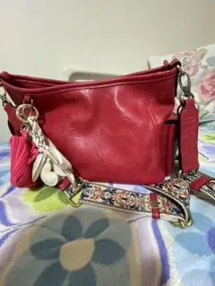 赤いレザーショルダーバッグ