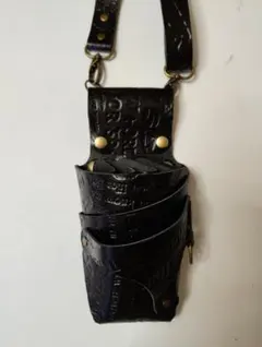 ヌメ革ブラック、ローズ型押しの蓋付き大容量シザーケース c85f99e36b588f3a3494e3c916ebe8