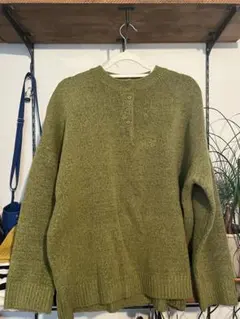 オリーブグリーン ヘンリーネックニット