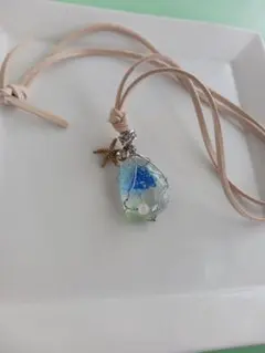 青と透明のリサイクルガラスのワイヤーラッピングペンダント星型チャーム付き