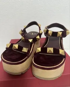 新品未使用VALENTINO GARAVANI ロックスタッズ サンダルEU37のサムネイル