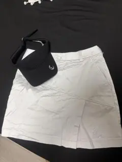 ホワイトスカートとブラックサンバイザーセット