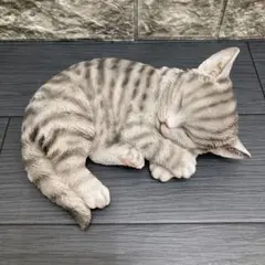 眠る猫リアルフィギュア サバトラ 20cm ガーデンアニマルオブジェ置物