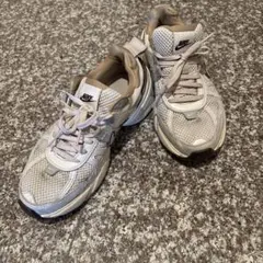 NIKE V2K RUN ホワイト×ベージュ 23.5cm