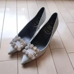 新品未使用　Roger Vivier クリスタルバックルパンプス シルバー 35のサムネイル