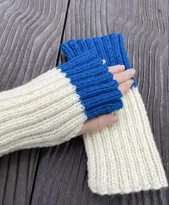 【手編み】青と白色　リブ編みのハンドウォーマー　ウール100%
