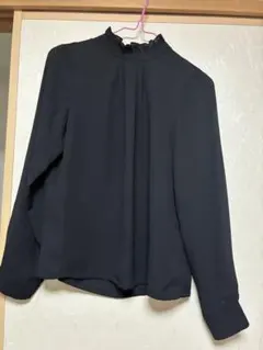 フリル付きハイネック黒長袖シャツ