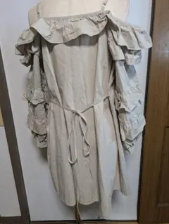 オフショルダー フリル ベージュ ワンピース