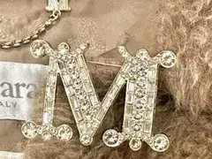 M イニシャル　テキスト　クリスタルブローチ　テディベア　コート　ラインストーン