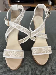 ダイアナ　ホワイト花柄クロスストラップサンダル