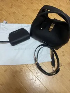 新品〉 CHARLES & KEITH チャンス バケットバッグ ブラック - メルカリ