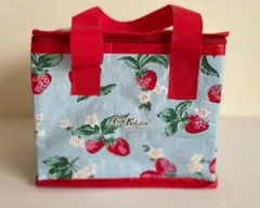 【イギリス限定】Cath Kidston ブルー ストロベリー ランチバッグ