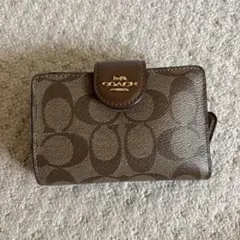 COACHのシグネチャー柄の二つ折り財布