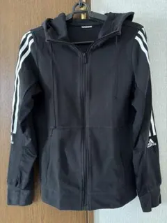 adidas フード付き ブラックパーカー薄手