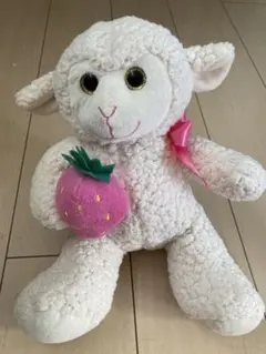 いちごを持ったホワイト羊のぬいぐるみ
