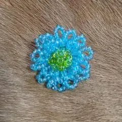 【ハンドメイド】ビーズ花形ブローチ