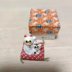 親子ねこ 縁起物 置物 ミニチュア 陶器 座布団付き 箱入り　招き猫のサムネイル