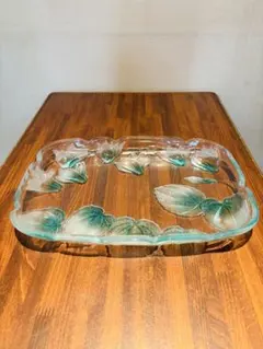 葉と花模様のガラス皿