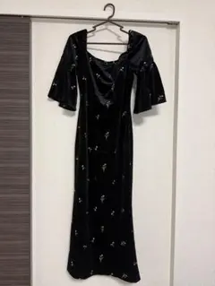 黒の花柄刺繍フレア袖マキシドレス