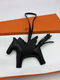 HERMES クロコ型押しペガサス チャーム ブラック - メルカリ