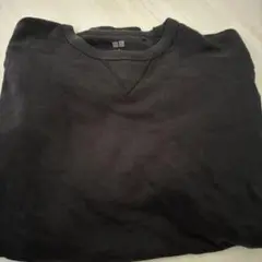 黒のクルーネックトレーナー