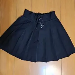 黒いプリーツスカート リボン付き