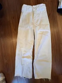 とってもオシャレな ZARA キッズのマリーンホワイトデニムパンツ を出品します