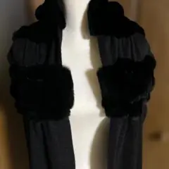 黒いリアルファー付きストール・ショール