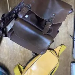 ブラウンバックパックとイエロースリングバッグのセット