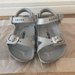 BIRKENSTOCK キッズサンダル シルバーのサムネイル