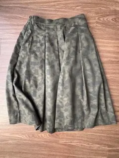ユニクロ　迷彩柄タックフレアスカートMサイズ 63-69cmオリーブ