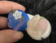蝶と花のデザインのコンタクトケース