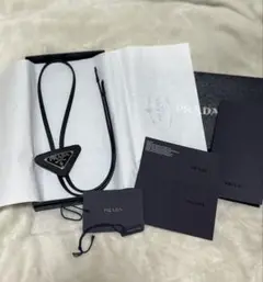 本物保証☆超美品！PRADA☆ 定番！サフィアーノレザー ボロタイ☆ ☆PRADA☆ブラックサフィアーノレザー ボロタイ (PRADA/ネクタイ