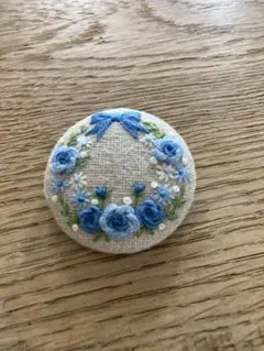 くるみボタン刺繍ブローチ