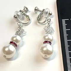 フューシャピンクロンデルと2サイズホワイトのスワロパールイヤリング(スノーマン)