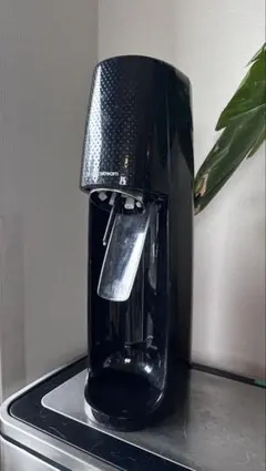 sodastream 炭酸水メーカー 本体 ブラック ボトル2ケ付属 - メルカリ